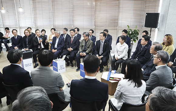 지난달 22일 충북 청주시 오송첨단의료산업진흥재단 신약개발지원센터에서 열린 오송 혁신신약살롱에서 오송재단 1호 기업인 원영재 인텍메디 대표가 문재인 대통령 앞에서 창업 설립 배경과 공공기관인 오송첨복재단에서 받은 지원 내용에 대해 설명하고 있다. (사진=인텍메디 제공)