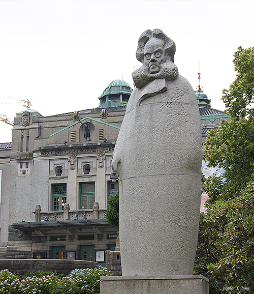 베르겐 국립극장 앞에 세워진 입센의 석상. 