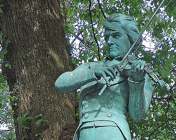 ‘북유럽의 파가니니’ 울레 불의 동상. 그의 연주는 타의 추종을 불허했다.