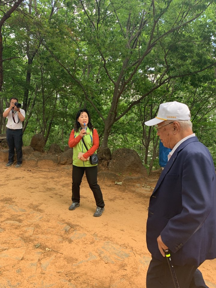 해설을 듣고 있는 참전용사 이건모 어르신.