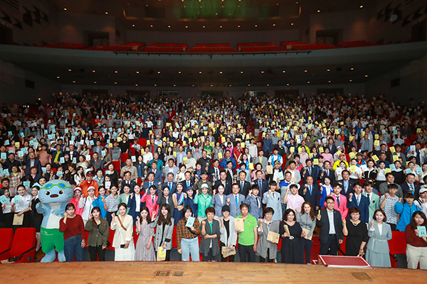 지난 5월 27일 광주 북구 문화예술회관에서 열린 ‘2019 광주세계수영선수권대회’ 자원봉사자 발대식에서 참석자들이 성공개최를 기원하며 구호를 외치고 있다. (사진=2019광주세계수영선수권대회 조직위원회)