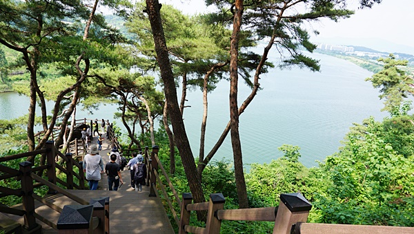 임진왜란 시기, 신립장군이 열두 번을 오르내리며 병사들을 독려하였지만, 패하게 되자 강에 투신자살하였다는 탄금대