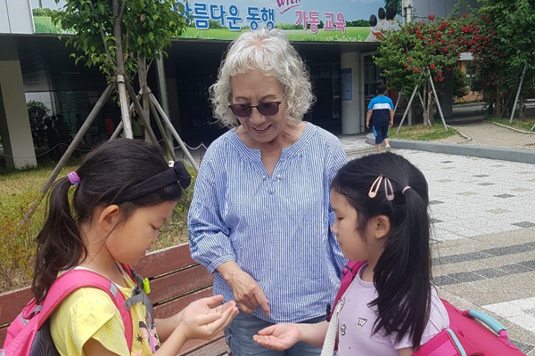 학교에서 도보로 5분 거리인 정관노인복지관을 돌봄 자원 봉사자 강옥자 할머니와 동행해 이동하고 있는 모습이다.