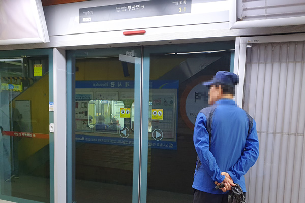 지하철에서 만난 70대 할아버지는 고령자 운전면허 자진반납을 한 후 집으로 향하는 지하철을 기다리고 있다.