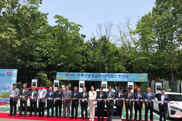 대구시는 한국전력과 청정에너지 자족도시 조성을 위한 ‘에너지신사업 추진협력 양해각서’(MOU)도 체결했다. 양 기관은 협약에 따라 전기차 충전인프라 구축사업을 비롯해 에너지효율화사업, 스마트시티 구축사업을 협력하기로 했다. <사진제공=한전>