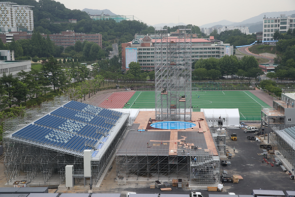 역대 최대 규모로 치러지는 2019 광주세계수영선수권대회 개막이 초읽기에 들어갔다. 지난 14일 하이다이빙 경기가 펼쳐질 조선대학교에서에서 경기 시설 설치 등 마무리 공정이 진행되고 있다. (사진=저작권자(c) 연합뉴스, 무단 전재-재배포 금지)