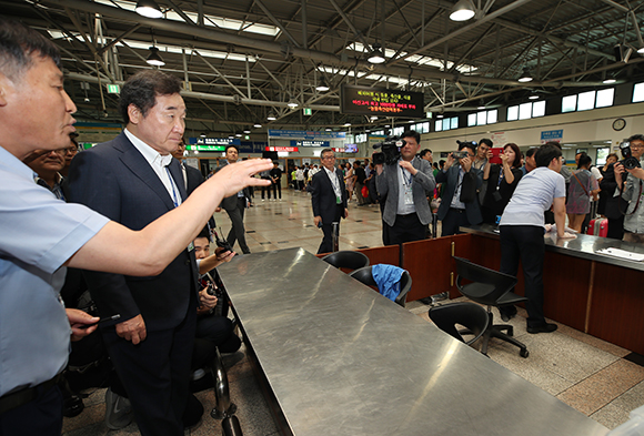 이낙연 국무총리가 18일 아프리카돼지열병(ASF) 검역 현장인 인천항 제2국제여객터미널을 방문해 현황 보고를 받고 있다. 이 총리는 이날 인천항 검역 현장방문으로 5월 18일 인천공항을 시작으로 강화도와 경기도 파주, 강원도 철원의 아프리카 돼지열병(ASF) 방역 현장을 다녀 다섯 번째 현장방문을 했다. (사진=저작권자(c) 연합뉴스, 무단 전재-재배포 금지) 