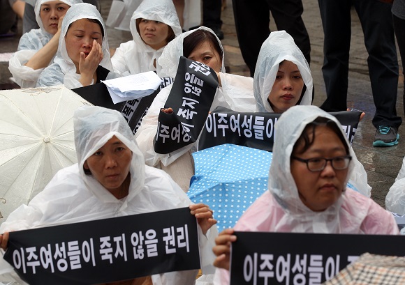 이주여성들이 가정 폭력 사망 이주여성 추모제에 참여하고 있는 모습. (저작권자(c) 연합뉴스, 무단 전재-재배포 금지) 