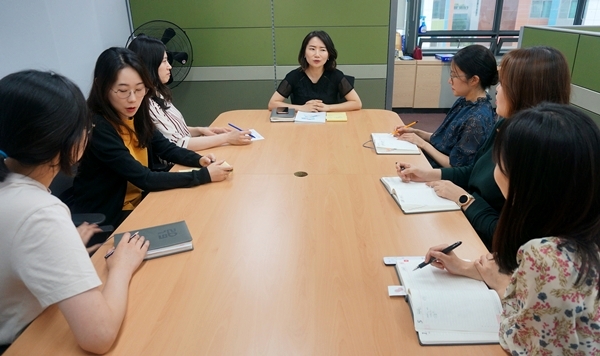 한국의약품안전관리원은 의약품 부작용 피해구제를 위한 조사？감정 및 부담금 징수？관리 등의 업무를 수행하고 있다. 사진은 피해구제조사팀 직원들이 의약품 부작용 피해구제 신청 사례에 대한 조사방안을 논의하는 모습.   