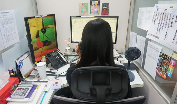 한국의약품안전관리원 소속 약사, 간호사 등 전문직 종사자들이 의약품 피해구제 신청 관련 상담을 하는 모습