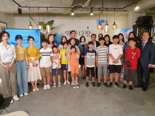 강연과 토크쇼가 끝난 후 참가자들의 단체사진.