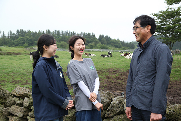 이성철 농업법인회사(주)아침미소 대표와 이유리(왼쪽)·현진주 주임.