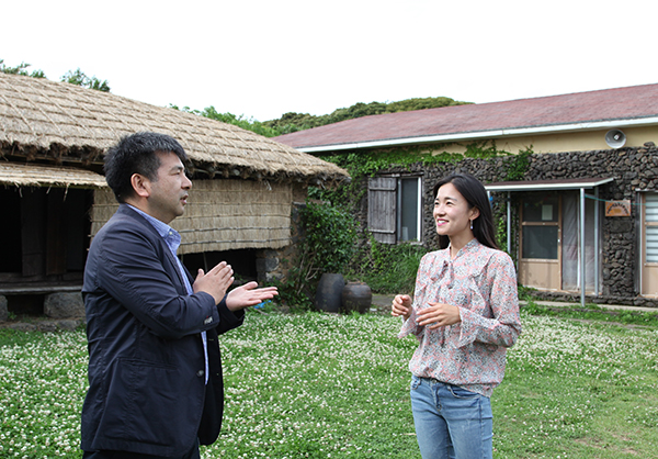 양기호 제주도 일자리과 주무관과 김영진씨가 대화를 나누고 있다.