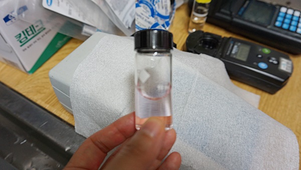 수돗물이 핑크빛으로 염산이 남아 있음을 확인 할 수 있으며, 염산의 수치는 매우 중요하다고 했다