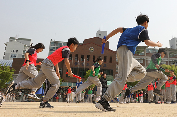 서울 한 초등학교에서 열린 체육대회에서 반 대항 계주 경기가 진행 중이다.(사진=저작권자 (c) 연합뉴스. 무단전재-재배포금지)