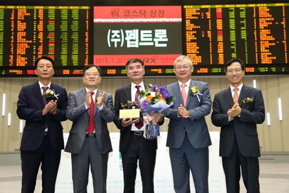 최호일(사진 왼쪽에서 세번쩨)펩트론 대표가 지난 2015년 7월 22일 서울 여의도 한국거래소에서 코스닥 상장 후 기념촬영을 하고 있다. (사진=펩트론 제공)