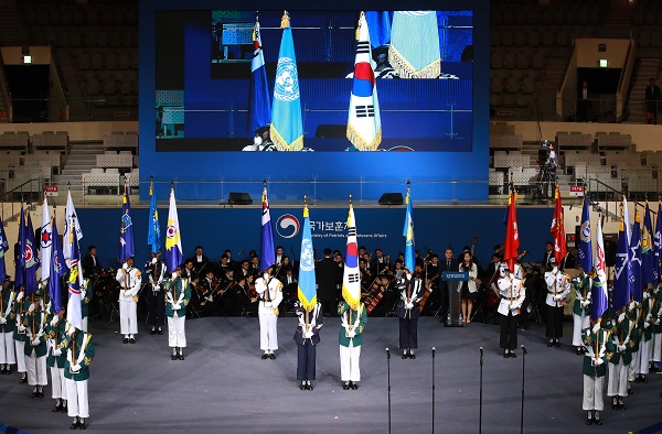 25일 서울 중구 장충체육관에서 열린 6.25 전쟁 69주년 기념 행사에서 참전부대기와 함께 태극기, 유엔기가 입장하고 있다.(사진=저작권자(c) 연합뉴스, 무단 전재-재배포 금지)