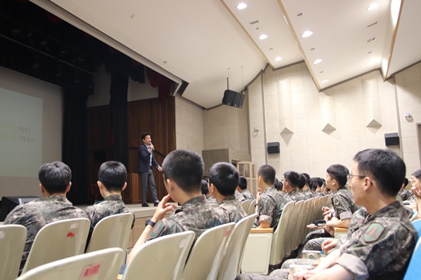 인터넷 윤리교육을 받고 있는 수도방위사령부 소속 군인장병들. 