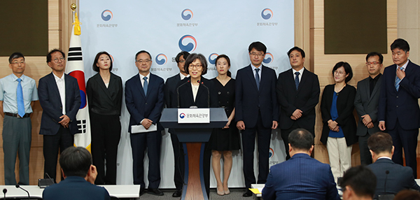 문경란 문화체육관광부 스포츠혁신위원회 위원장이 지난 4일 서울 세종대로 정부서울청사 별관 브리핑실에서 학교스포츠 정상화를 위한 권고문을 발표하고 있다. 뒷줄 왼쪽에서 두번째가 류태호 위원.(사진=저작권자(c) 연합뉴스, 무단 전재-재배포 금지)