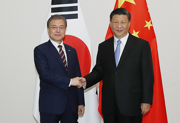 G20(주요 20개국) 정상회의 참석차 일본을 방문한 문재인 대통령이 27일 오후 오사카 웨스틴호텔에서 시진핑 중국 국가주석과 회담하기에 앞서 악수하고 있다. (사진=저작권자(c) 연합뉴스, 무단 전재-재배포 금지)