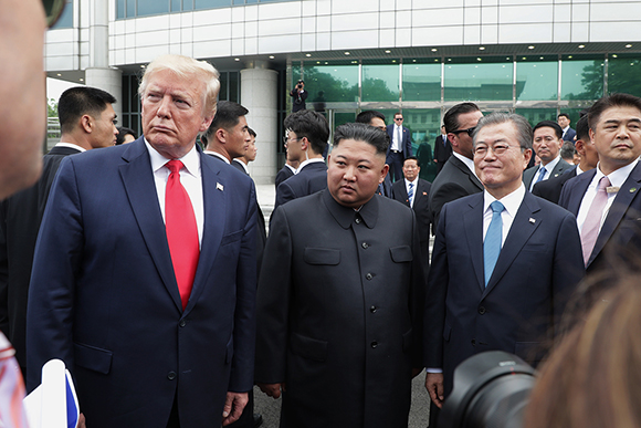 문재인 대통령이 30일 오후 도널드 트럼프 미국 대통령과 판문점을 방문해 김정은 북한 국무위원장을 만나고 있다. (사진=청와대)