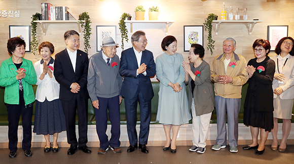 지난 5월 7일 문재인 대통령과 김정숙 여사, 박능후 복지부 장관(왼쪽 세번째)이 서울 금천구 치매안심센터를 방문해 치매 어르신과 가족, 자원봉사자 등 참석자들과 함께 기념 촬영을 하고 있다. (사진=저작권자(c) 연합뉴스, 무단 전재-재배포 금지)