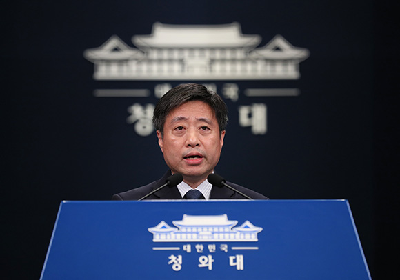 윤도한 청와대 국민소통수석. (사진=저작권자(c) 연합뉴스, 무단 전재-재배포 금지)