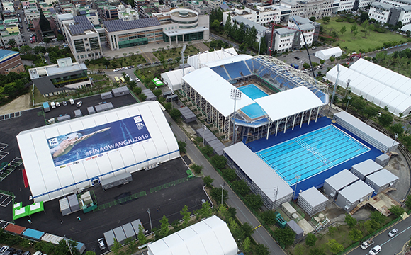 지난달 27일 광주 광산구 남부대학교에 마련된 2019광주세계수영선수권대회 국제방송센터(IBC)가 공사를 마치고 개관 행사를 열었다. IBC 옆 남부대 축구장에서는 야외 수구장과 임시풀 설치 공사가 막바지 공정에 접어들었다. (사진=저작권자(c) 연합뉴스, 무단 전재-재배포 금지)