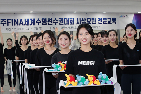 1일 오전 광주 광산구 광주여대 황룡관에서 2019 광주세계수영선수권대회 시상요원들이 시상식 예행연습을 하고 있다. (사진=저작권자(c) 연합뉴스, 무단 전재-재배포 금지)