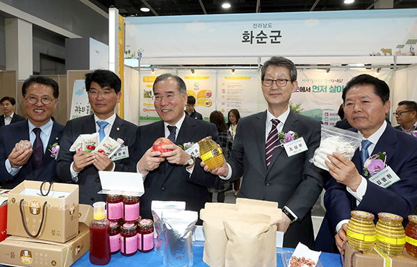 지난 4월 서울 양재동 aT센터에서 열린 2019 귀농귀촌 청년창업 박람회에서 이개호 농림축산식품부 장관(왼쪽에서 세번째) 등 참석자들이 식품 창업기업의 제품을 살펴보고 있다..(사진=저작권자(c) 연합뉴스, 무단 전재-재배포 금지)