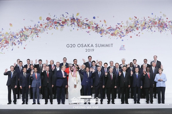 문재인 대통령이 지난 6월 28일 오전 인텍스 오사카에서 열린 G20 정상회의 공식 환영식에서 각국 정상들과 기념촬영을 하고 있다. 