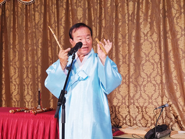 이생강 명인이 악기 소리와 쓰임새를 자세히 설명하고 있다.