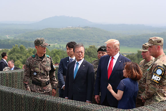 문재인 대통령과 도널드 트럼프 미국 대통령이 지난달 30일 오후 경기 파주 비무장지대 오울렛 초소에서 북쪽을 바라보고 있다. (사진=저작권자(c) AP/연합뉴스, 무단 전재-재배포 금지) 