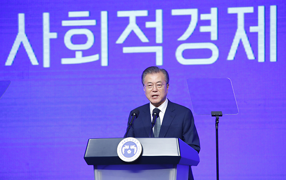 문재인 대통령이 5일 오후 대전컨벤션센터에서 열린 제2회 대한민국 사회적경제 박람회 개막식에서 축사를 하고 있다. (사진=저작권자(c) 연합뉴스, 무단 전재-재배포 금지) 