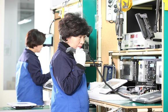 코맥스 본사 생산라인에서 직원들이 조립한 제품에 문제가 없는지 테스트하고 있다.