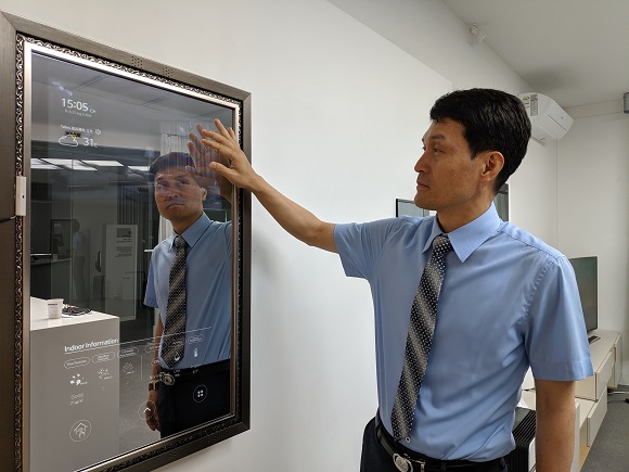 이기상 코맥스 마케팅부문장 이사가 본사 IoT 라운지에서 스마트 미러를 시연하고 있다. 
