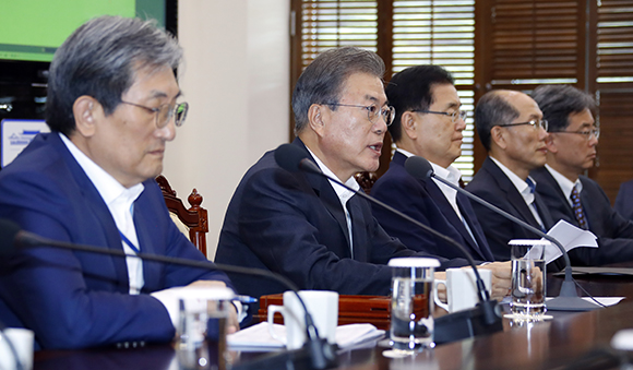 문재인 대통령이 8일 오후 청와대에서 열린 수석보좌관 회의에서 발언하고 있다. 왼쪽부터 노영민 비서실장, 문 대통령, 정의용 국가안보실장, 김유근 국가안보실 1차장, 김현종 2차장. (사진=저작권자(c) 연합뉴스, 무단 전재-재배포 금지)