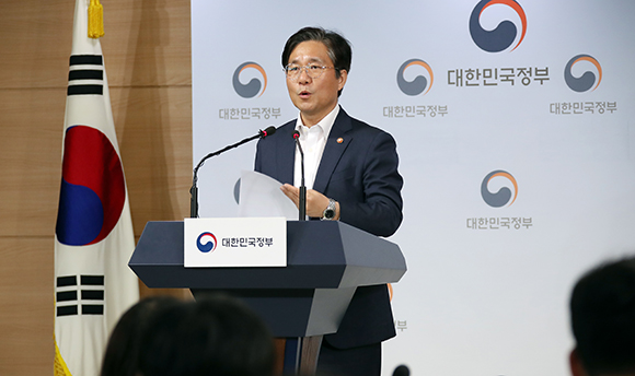 성윤모 산업통상자원부 장관이 9일 정부서울청사에서 일본 수출규제강화조치와 관련한 브리핑을 하고 있다. 성 장관은 일본의 불화수소 북한 반출 의혹에 대해 근거없는 주장이라고 일축했다. (사진=저작권자(c) 연합뉴스, 무단 전재-재배포 금지)