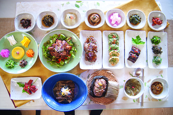 경북 농가맛집의 한정식 차림.