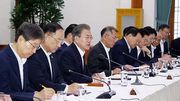 문재인 대통령이 10일 오전 청와대에서 30대 기업을 만나 일본의 수출규제 조치와 관련한 대책을 논의하기에 앞서 인사말을 하고 있다. 이날 간담회에는 삼성·현대차·SK·LG·롯데 등 5대 그룹을 포함해 총자산 10조원 이상 대기업 30개사와 경제단체 4곳이 참석했다. (사진=저작권자(c) 연합뉴스, 무단 전재-재배포 금지)