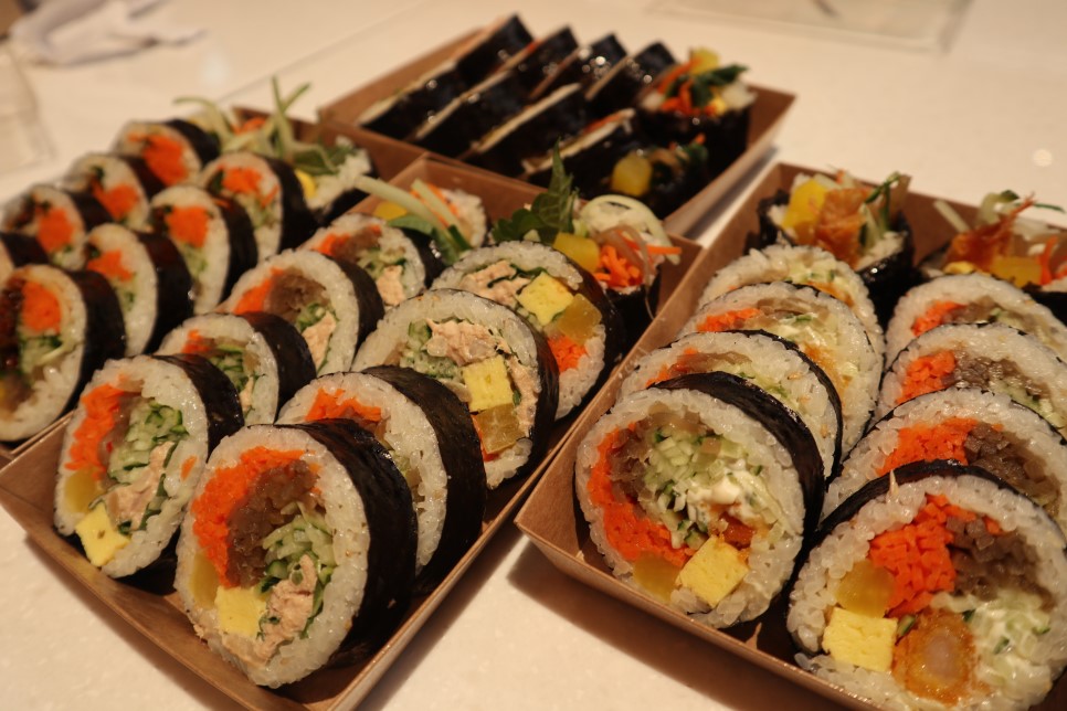 유기농 재료를 아끼지않고 넣어 유명해진 다르다 김밥을 먹으려면 입이 좀 커야할 듯.