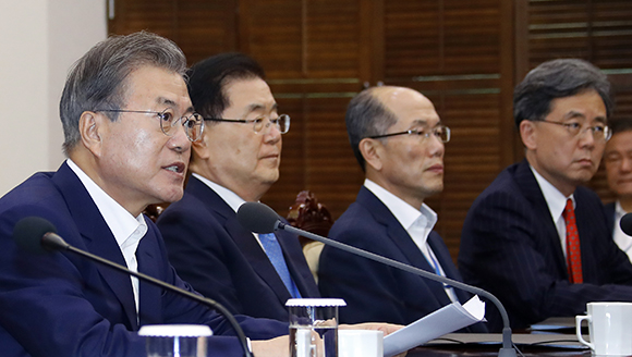 문재인 대통령이 15일 오후 청와대에서 열린 수석보좌관 회의에서 일본의 대(對) 한국 수출규제와 관련한 발언을 하고 있다. 왼쪽부터 문 대통령, 정의용 국가안보실장, 김유근 국가안보실 1차장, 김현종 2차장. (사진=저작권자(c) 연합뉴스, 무단 전재-재배포 금지)