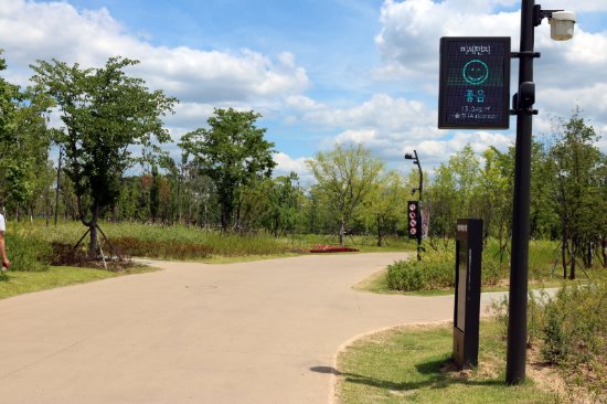 서울식물원의 미세먼지 수치를 알려주는 전광판