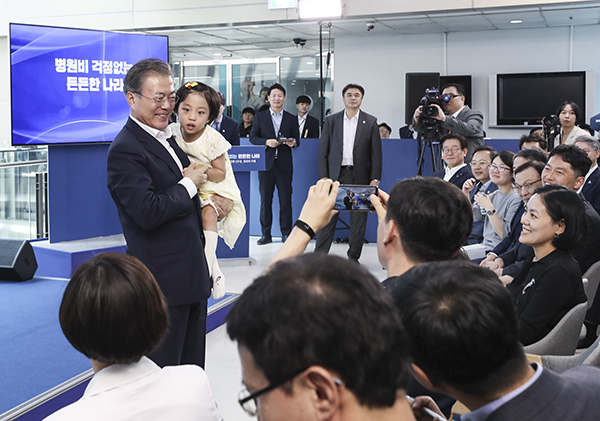 문재인 대통령이 2일 오후 경기도 고양시 국민건강보험공단 일산병원에서 열린 건강보험 보장성 강화대책 2주년 성과 보고대회에서 체감 사례발표를 한 도현욱 씨의 딸을 안아주고 있다. (사진=저작권자(c) 연합뉴스, 무단 전재-재배포 금지)