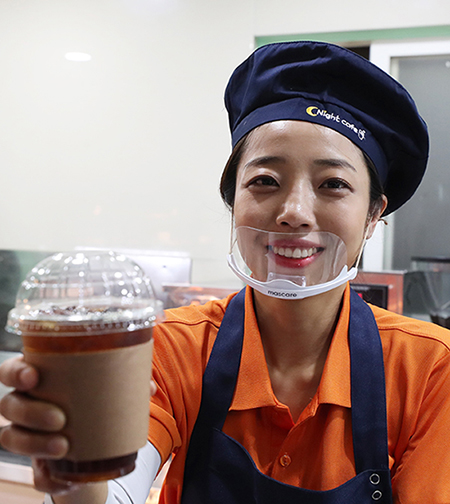 변혜영 대표가 본인이 직접 내린 커피를 들고 환하게 웃고 있다.
