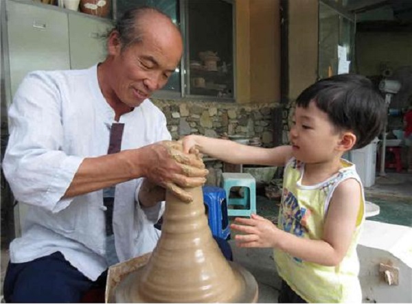 무등산국립공원 평촌 명품마을의 도예체험 모습.