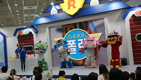아이들에게 인기를 끌었던 로보카폴리의 공연