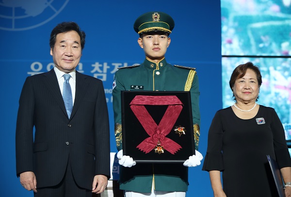 이낙연 국무총리가 27일 서울 동대문디자인플라자에서 열린 6·25전쟁 유엔군 참전의 날 기념식에 참석해 필리핀 참전용사 고 콘라도 디 얍의 딸 이사벨리타 얍 씨에게 태극무공훈장 수여 후 기념촬영을 하고 있다.(사진=저작권자(c) 연합뉴스, 무단 전재-재배포 금지)