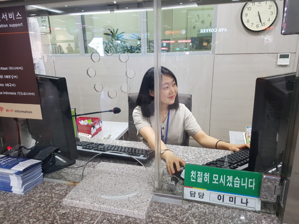업무를 보고 있는 이미나 양