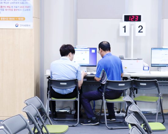 민원인이 부가가치세 신고를 하고 있는 모습